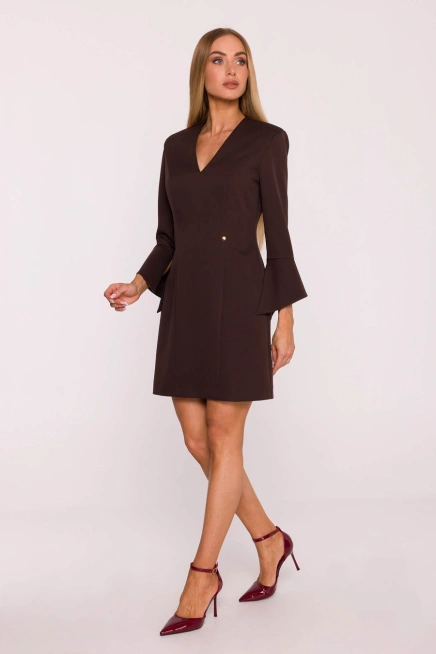 Elegancka sukienka z szerokimi mankietami dekolt V brązowa