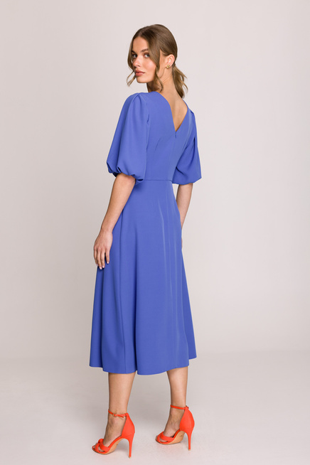 Elegancka sukienka koktajlowa z bufiastymi rękawami niebieska