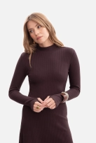 Bawełniana sukienka dzianinowa z golfem rozkloszowana c.brąz