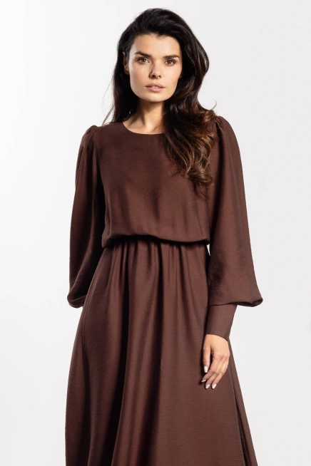 Elegancka sukienka rozkloszowana z długim rękawem brązowa