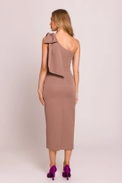 Elegancka sukienka ołówkowa na jedno ramię z kokardą mokka