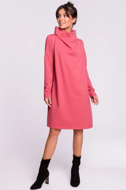 Sukienka bawełniana oversize trapezowa ze stójką różowa