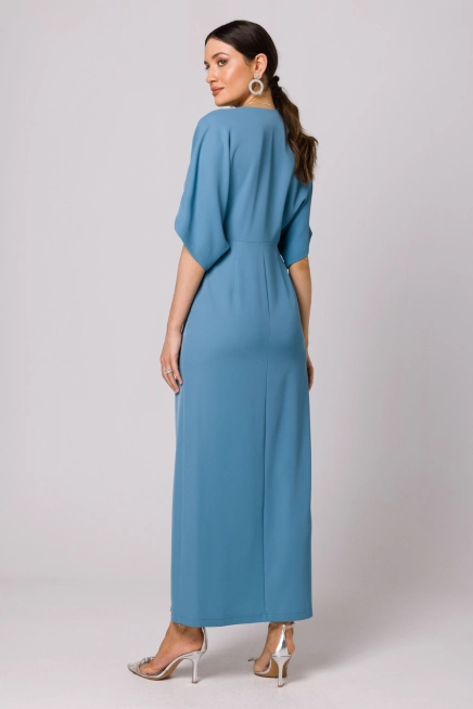 Długa sukienka z dekoltem V i rozcięciem kimonowa niebieska