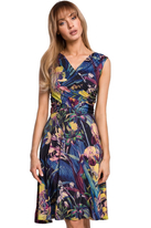 Sukienka w kwiaty z kopertowym dekoltem granatowa