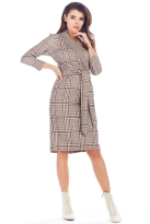 Elegancka kopertowa sukienka w kratę z kołnierzem beżowa