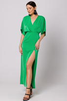 Długa sukienka z dekoltem V i rozcięciem kimonowa zielona