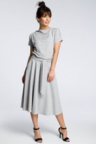 Rozkloszowana sukienka midi z paskiem w talii zbluzowana góra szara