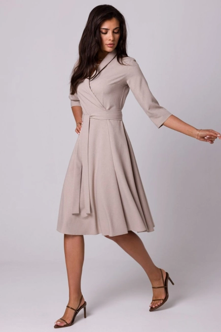 Rozkloszowana sukienka kopertowa z wiązaniem w pasie beżowa