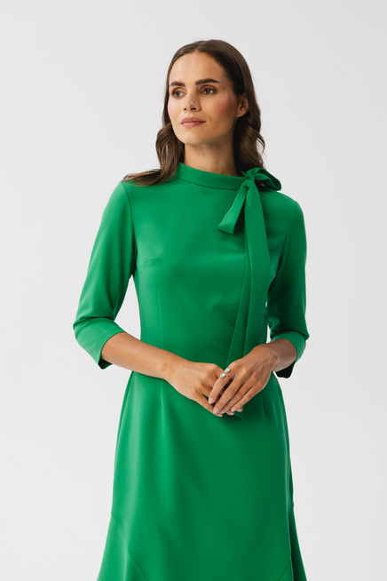 Elegancka sukienka z wiązaniem przy dekolcie i falbaną zielona