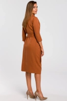 Elegancka sukienka biznesowa kopertowa midi z paskiem w talii brązowa