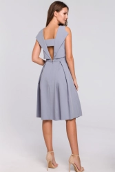 Elegancka rozkloszowana sukienka z dekoltem na plecach szara