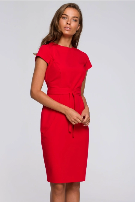 Sukienka ołówkowa z modelującymi przeszyciami czerwona