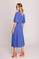 Elegancka sukienka koktajlowa z bufiastymi rękawami niebieska