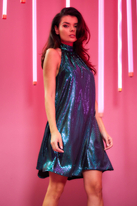 Sukienka trapezowa z dekoltem halter neck błyszcząca zielona