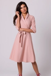 Rozkloszowana sukienka kopertowa z wiązaniem w pasie różowa