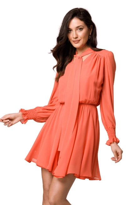 Szyfonowa sukienka koktajlowa z bufiastymi rękawami koralowa