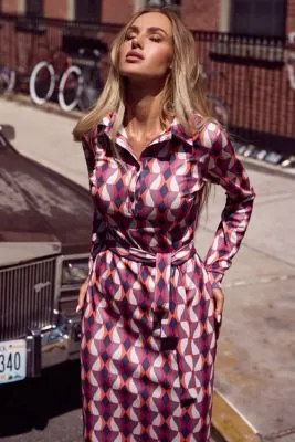 Ołówkowa sukienka z nadrukiem koszulowa góra i kołnierzyk