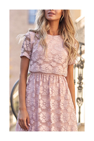 Sukienka na wesele koronkowa lekko rozkloszowana pudrowy róż