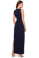 Piękna wieczorowa sukienka o wydłużonej linii jednego boku