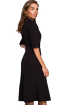 Elegancka sukienka koszulowa z kołnierzykiem i paskiem w talii czarna