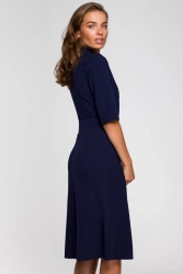 Elegancka sukienka koszulowa z kołnierzykiem paskiem granat