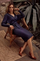 Ołówkowa sukienka dzianinowa kopertowa góra i modny nadruk