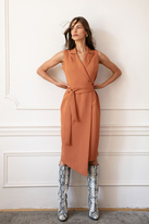 Sukienka marynarka na lato bez rękawów asymetryczna żakietowa brązowa