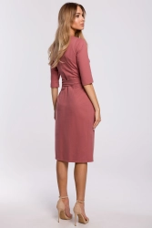 Sukienka dopasowana z rozcięciem i wiązaniem różowa bawełna