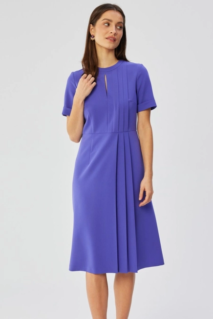Elegancka sukienka midi z ozdobnymi zakładkami fioletowa