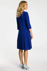 Elegancka sukienka z obniżoną talią i kontrafałdami chabrowa