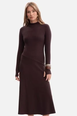 Bawełniana sukienka dzianinowa z golfem rozkloszowana cbrąz