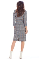 Elegancka kopertowa sukienka w kratę z kołnierzem granat