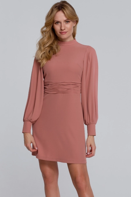 Elegancka sukienka z bufiastymi rękawami pudrowa trapezowa