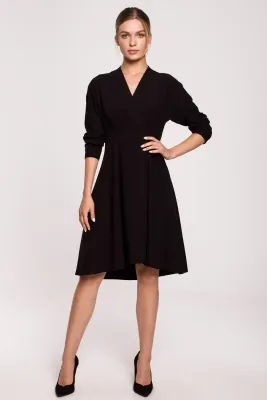 Elegancka sukienka oversize rozkloszowana z dekoltem czarna