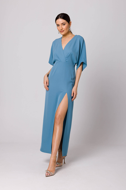 Długa sukienka z dekoltem V i rozcięciem kimonowa niebieska