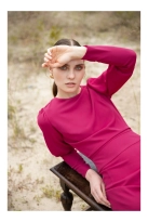 Elegancka sukienka z odkrytymi plecami i rozcięciem fiolet