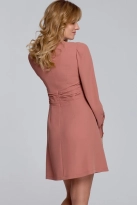 Elegancka sukienka z bufiastymi rękawami pudrowa trapezowa mini