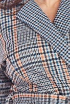 Elegancka kopertowa sukienka w kratę z kołnierzem granat