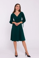 Rozkloszowana sukienka z kopertowym dekoltem zielona