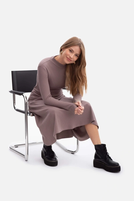 Bawełniana sukienka dzianinowa z golfem rozkloszowana kakao