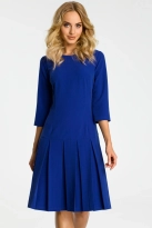 Elegancka sukienka z obniżoną talią i kontrafałdami chabrowa