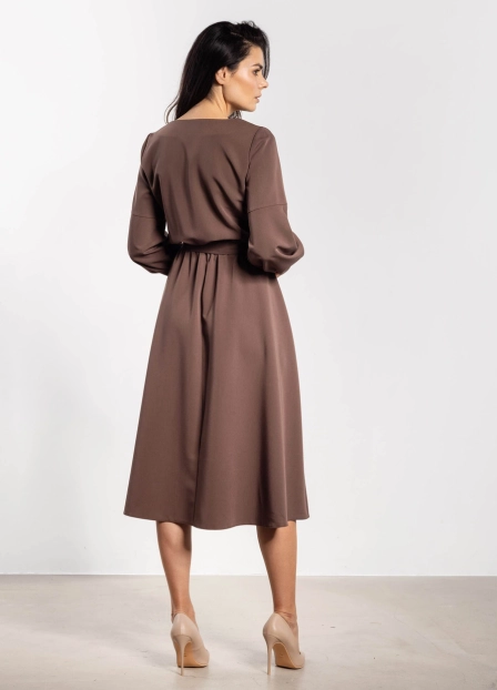 Elegancka sukienka rozkloszowana z długim rękawem brązowa