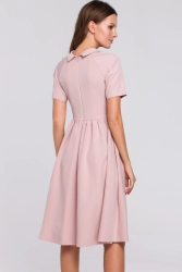 Elegancka rozkloszowana sukienka z wywiniętą stójką różowa