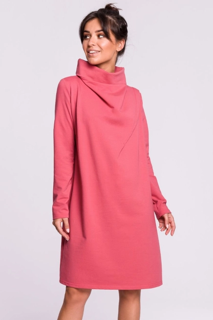 Sukienka bawełniana oversize trapezowa ze stójką różowa