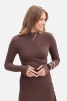 Bawełniana sukienka dzianinowa z golfem rozkloszowana brąz