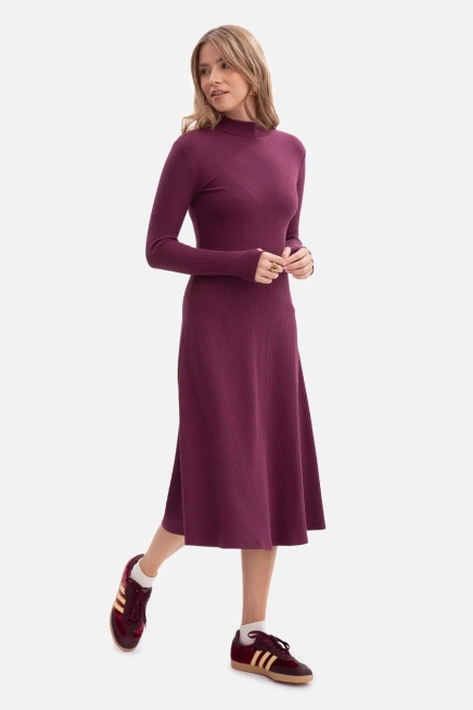 Bawełniana sukienka dzianinowa z golfem rozkloszowana fiolet