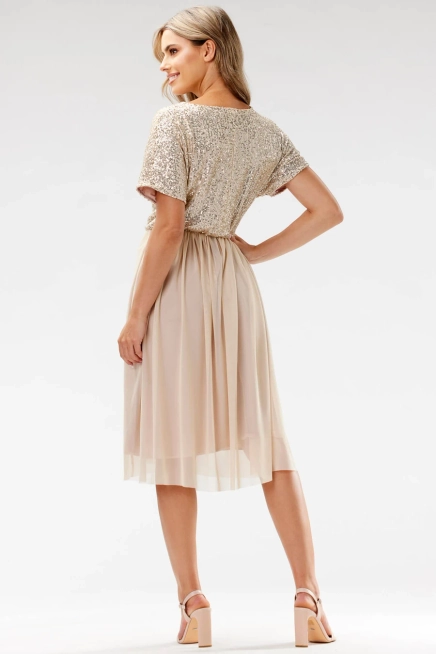 Koktajlowa sukienka na wesele rozkloszowana z cekinami beż