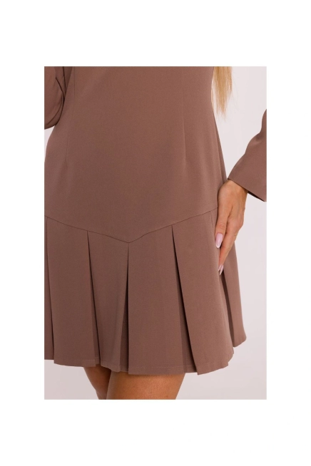 Elegancka krótka sukienka trapezowa z kontrafałdami brązowa