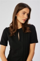 Elegancka sukienka midi z ozdobnymi zakładkami czarna