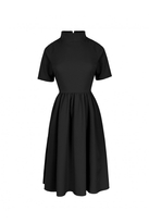 Elegancka rozkloszowana sukienka z wywiniętą stójką czarna